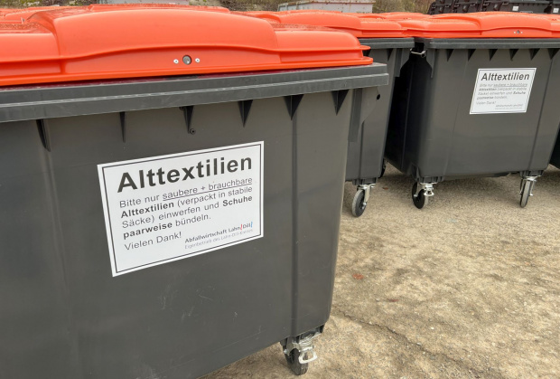 Foto (AWLD): Da die meisten Altkleidercontainer der Wohlfahrtsverbände abgezogen  werden, stehen nun auf allen Wertstoffhöfen im Lahn-Dill-Kreis Sammelbehälter für Alttextilien bereit