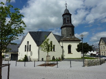 Ev. Kirche und Dorfplatz Berghausen